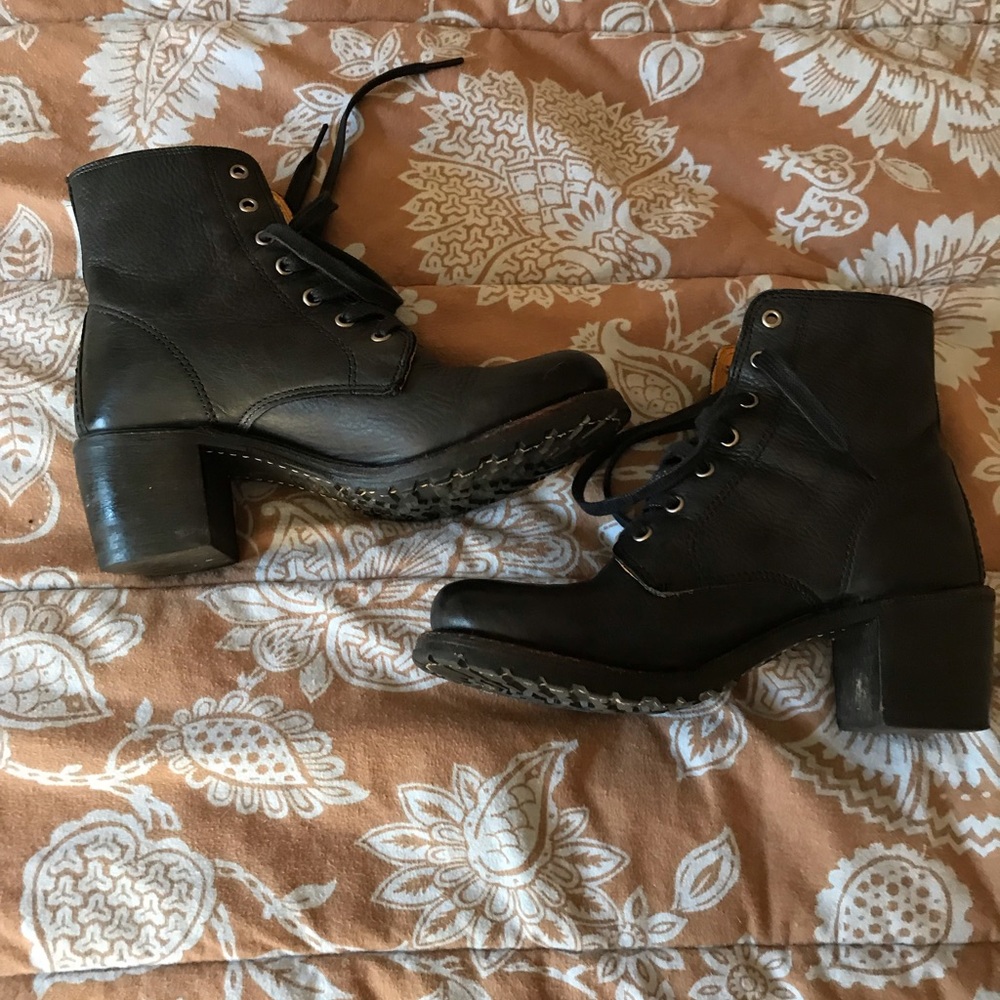 Frye Sabrina lace up boots size 7